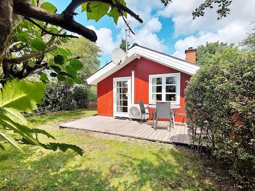 Pretty Cottage in Hemmet near Sea