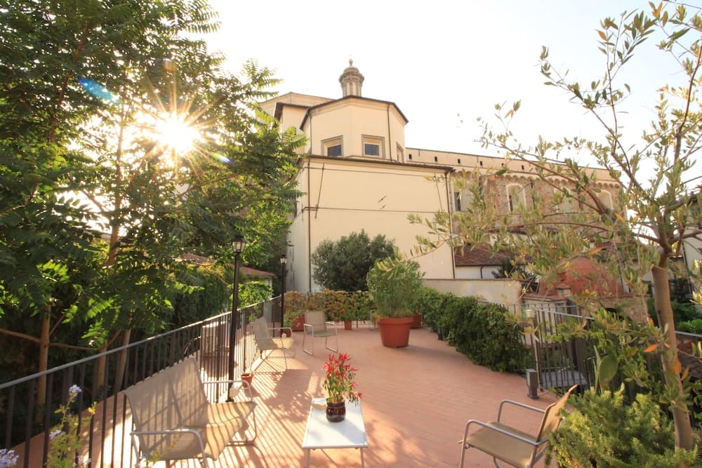 Casa del Vescovo Authentic 1600's apt with Stunning Garden and Rooftop