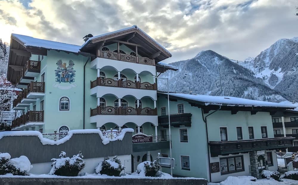Hotel Rothirsch by Skinetworks