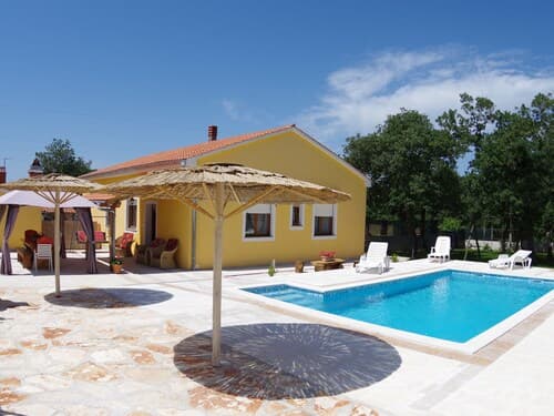 Detached House at Country Side, Fenced Private Garden Ideal for 2 Fam, Wifi