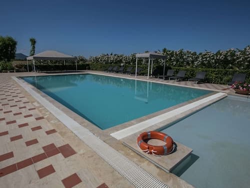 Attractive Apartment Near the Beach and the Clear Blue Sea