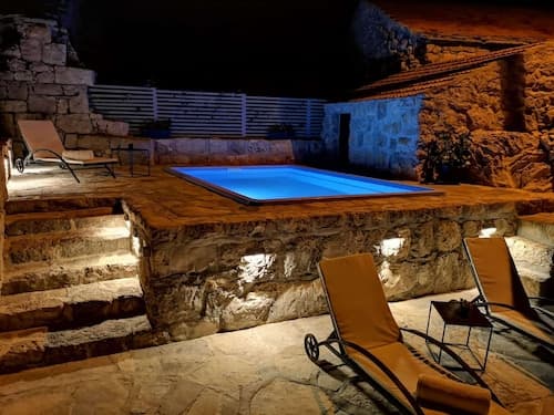 Stone Holiday Home in Brotnice Dalmatia with Outdoor Hot Tub