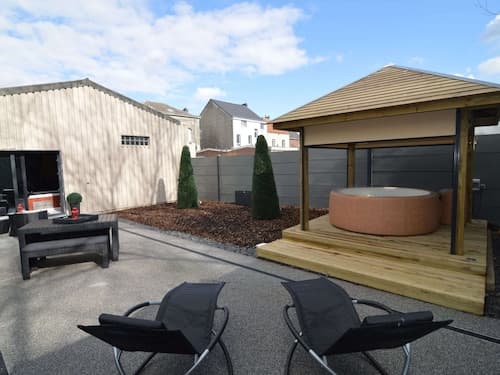 Deluxe Holiday Home in Welkenraedt with Hot Tub & Steam Shower
