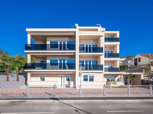Spacious Apartment With Swimming Pool and Jacuzzi, Sea View