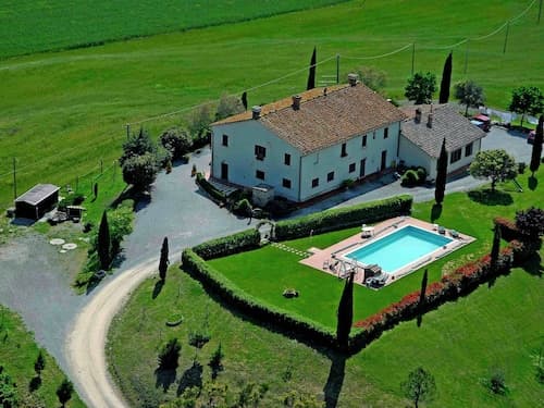 Peaceful Pienza Garden Escape