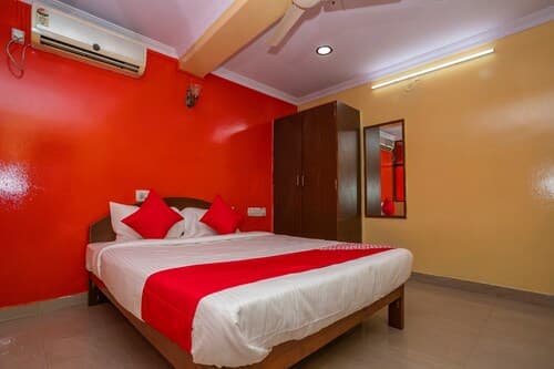OYO 26900 Royal Inn