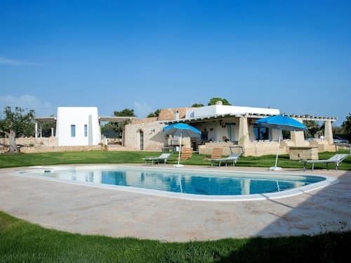 Luxurious Villa in Torre Suda with Hot Tub