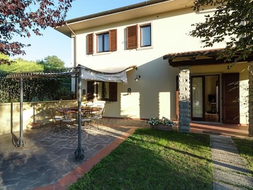 Villa in Lonnano With Pool