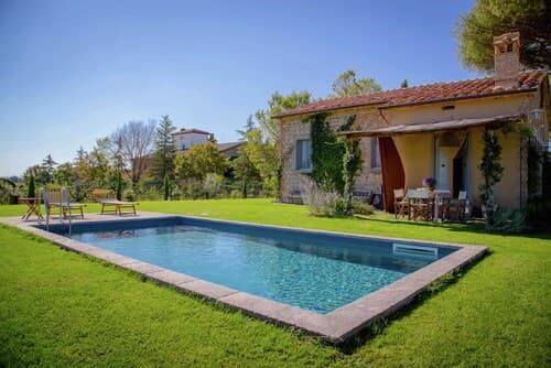 4 Person Villa with Private Swimming Pool & Garden in Lovely Surroundings near Cortona