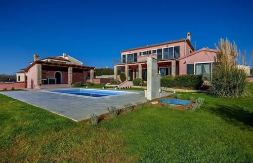 Gorgeous Villa With Private Swimming Pool and Covered Terrace