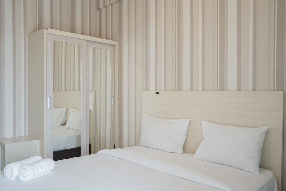 Minimalist and Stylish Studio Skylounge Tamansari Apartment By Travelio