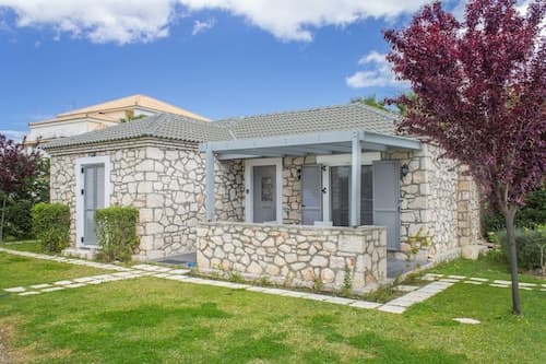 Harmony Villa - Serene Villa for 6 Near Lagana With Private Patio and Parking