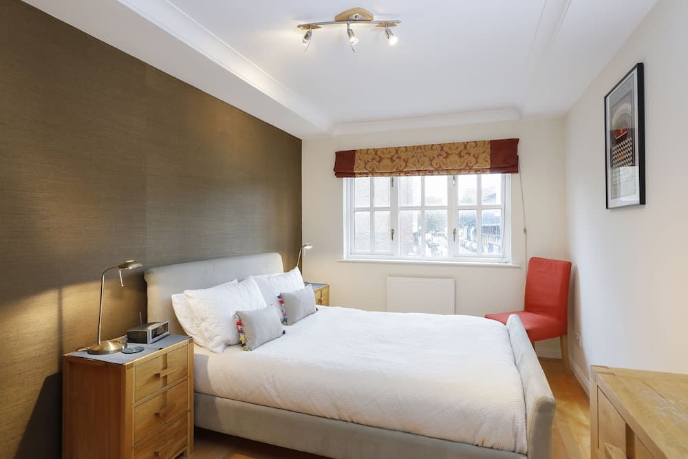 JOIVY Calm 2BR Apt w Parking & Patio, near London Eye