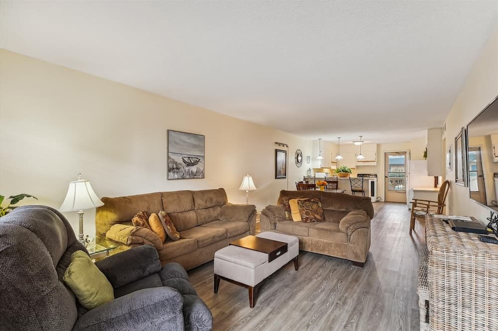 Venus 219 - 2nd Floor 1 BR on Okaloosa Island with easy beach access by RedAwning
