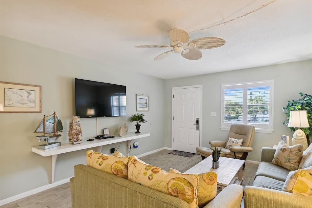 Venus 201 - 2nd Floor 2 BR Sleeps with Gulf Access on Okaloosa Island by RedAwning