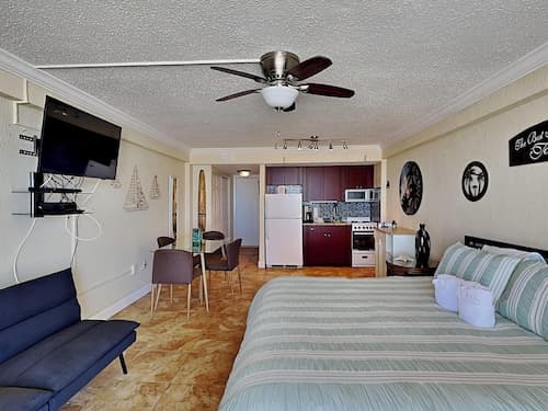 Hawaiian Inn by Distinctive Beach Rentals