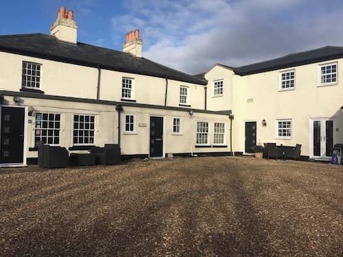 4-bed, 4-bath Cottage Near St Neots