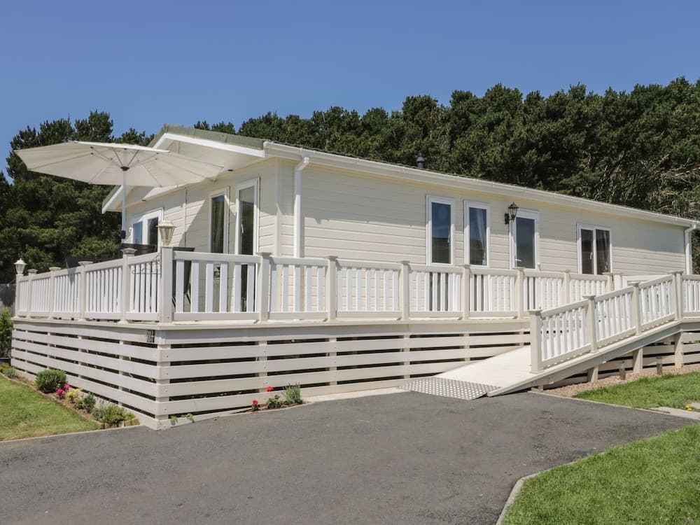 Jonstone Pines Lodge at Cayton Bay Holiday Park