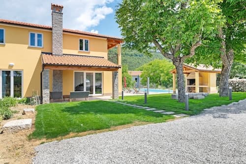 Quaint Holiday Home near Buzet with Terrace