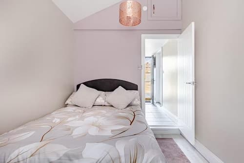 1 Bedroom Annex - 2 Mins From Train Station