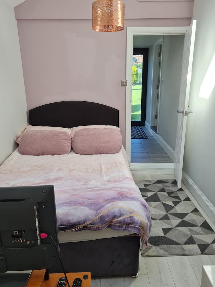 1 Bedroom Annex - 2 Mins From Train Station