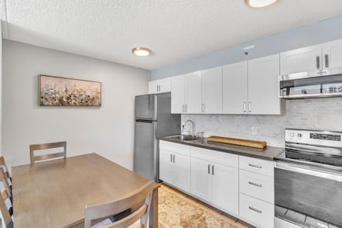 Renovated Waikiki Banyan Condo w/ Pool View, Free parking