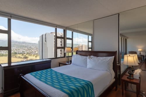 21st Floor Condo With View of Ko'olau Mountains and the Ala Wai Canal