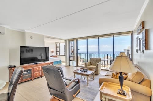 37th Floor Condo with Sweeping Ocean Views & Free parking!
