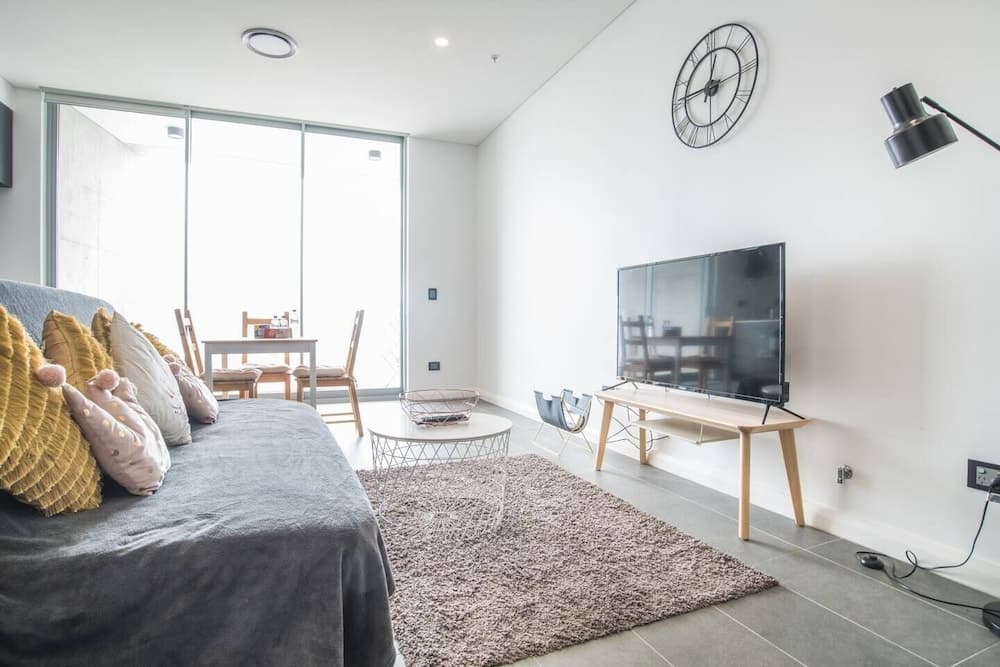 Home With Convenient Location! Close to Train&cbd