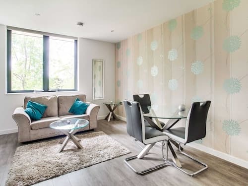 Elegant Apartment in Milton Keynes near Snozone