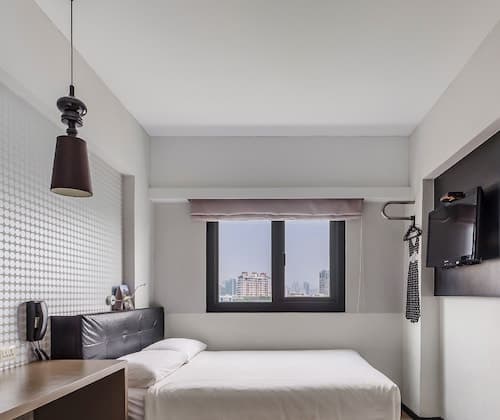 CHECK inn Express Kaohsiung Love River