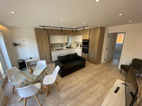 Modern 2 Bedroom 2 Bathroom flat