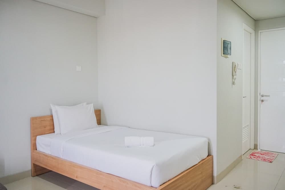 Minimalist Studio at Beverly 90210 Apartment