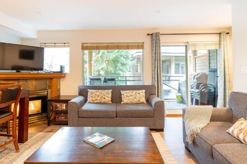 Fabulous Location Private Hot Tub, NO Car Needed, Sleeps 8