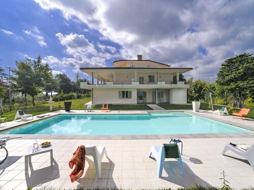Spacious Villa With Pool