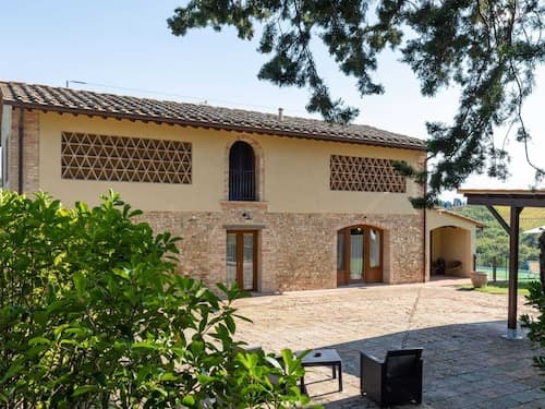 Farmhouse in Tuscany With Pool & Vineyard View