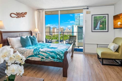 Marine Surf Waikiki w/ Beach Gear & Parking!