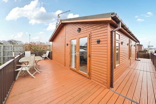2 Bed Cabin - Sleeps 4 - Pets - 5 min to Beach