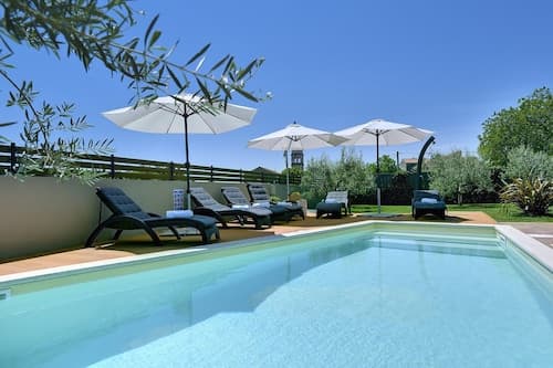 Superb Modern Villa With Pool, Large Fenced Yard Near the Beach