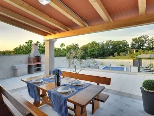 Detached House With Private Pool Near the Coast