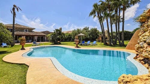 Luxurious Villa Perfect for Large Families, Near the Beach
