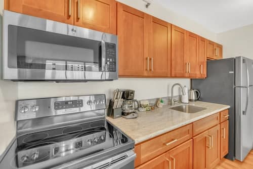 Deluxe Condo with Recreation Deck View, Free parking & WiFi