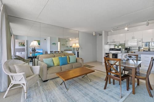 Deluxe Ocean and City View Waikiki Banyan Condo, Free Parking & Wi-Fi