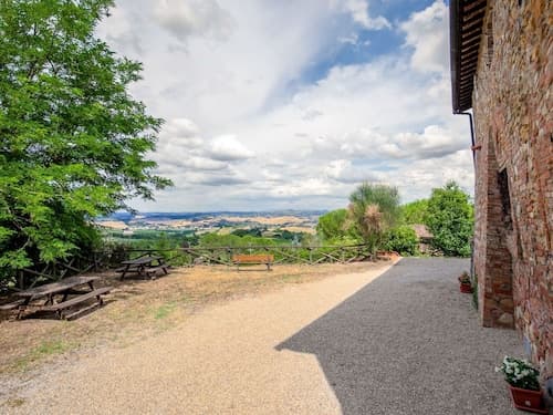 Spacious Tuscany Retreat