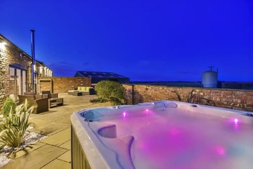Lincoln 4-beds, Sleeps 13, Hot Tub & Pet Friendly