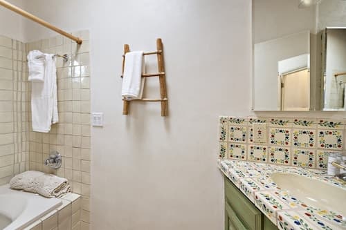 Casa De Gracia - Historic East Side Sanctuary, Perfect for Working From Home