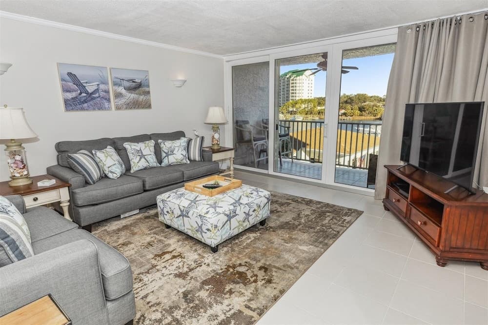Cute 2 bedroom overlooking Harbor and Tennis Courts Condo by RedAwning