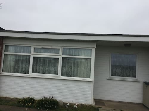 2 bed dog Friendly Chalet on Sunbeach Scratby