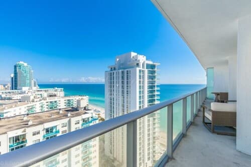 Hyde Beach Luxury -resort 2 Bedroom Condo by RedAwning