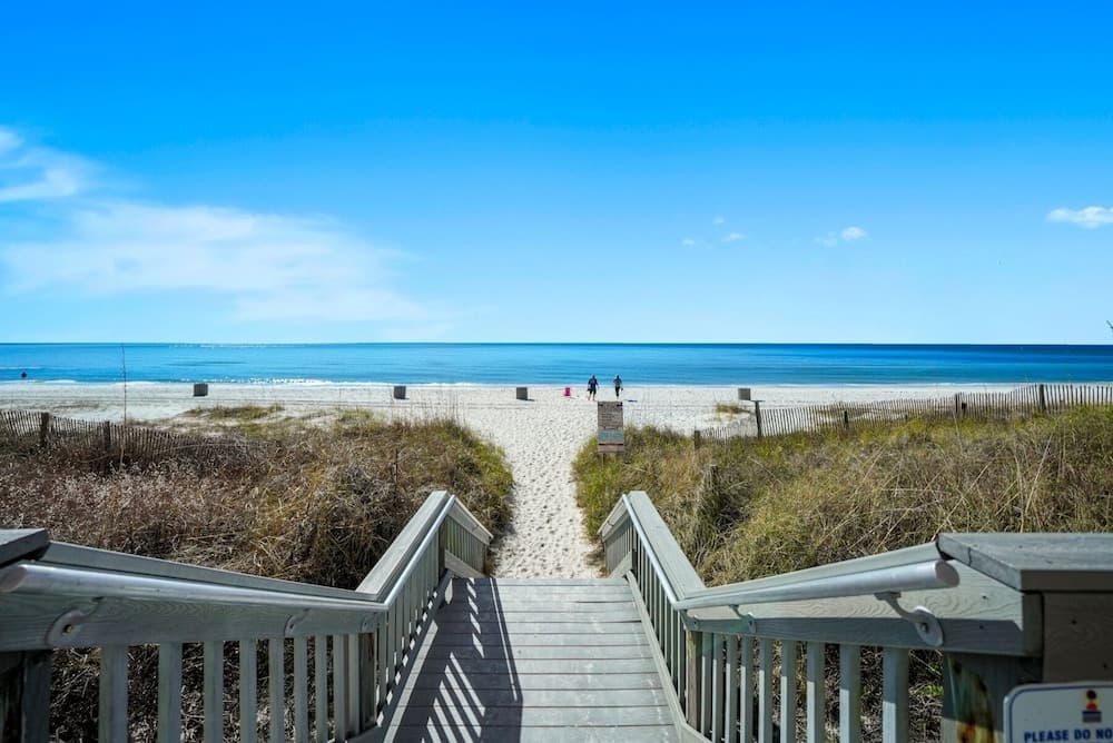 Sea-horsey 3 Bedroom Condo by RedAwning